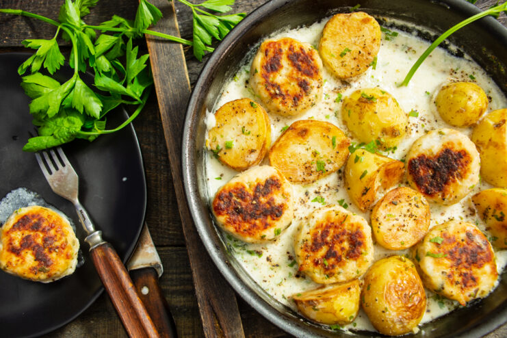 Patatas nuevas con jugosas albóndigas de pollo en salsa suave
