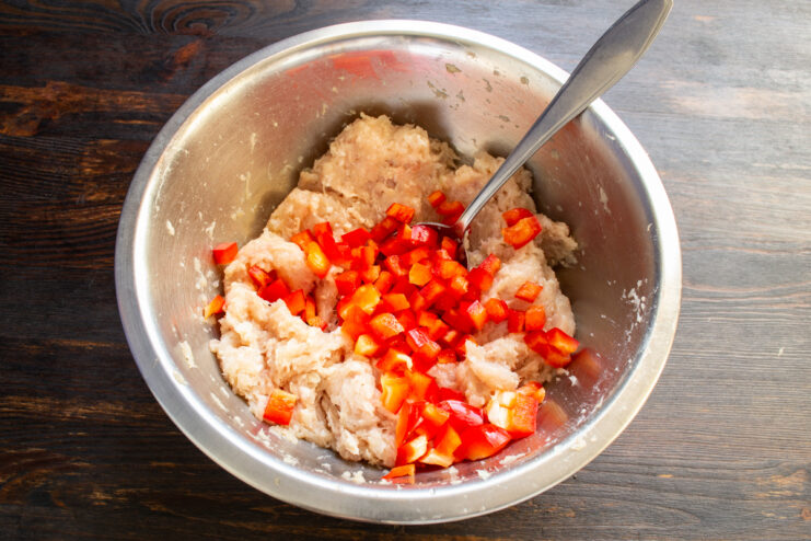 Carne picada mezclada con dados muy pequeños de pimiento rojo dulce