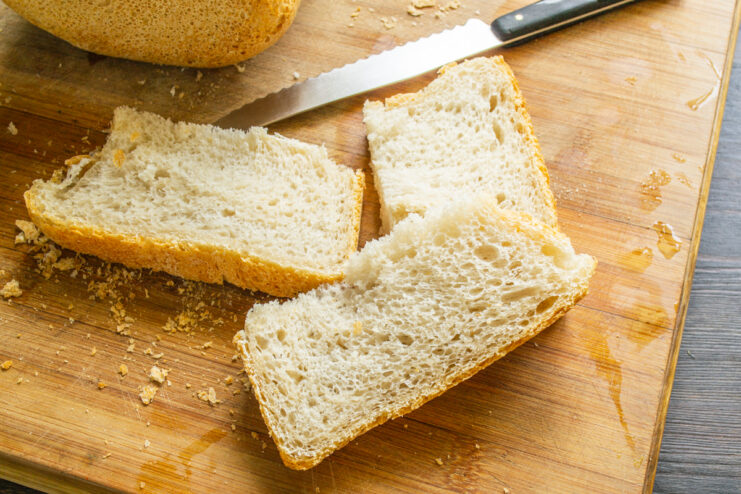 Rebanadas recién cortadas de pan blanco casero de masa madre.