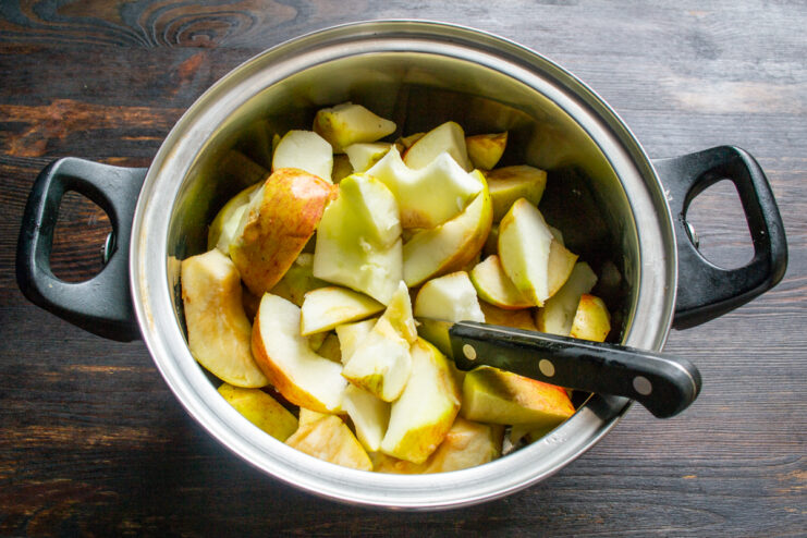 Preparación de las manzanas Trozos de manzana sin corazón en una cazuela listos para cocer.