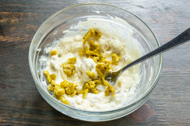 Aceitunas verdes picadas añadidas a la masa de queso