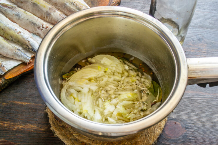Adición de cebolla al marinado Cebolla picada cociéndose ligeramente dentro del marinado