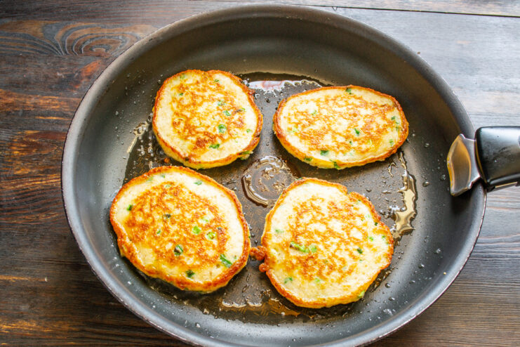 Tortitas de avena fritas con un color dorado
