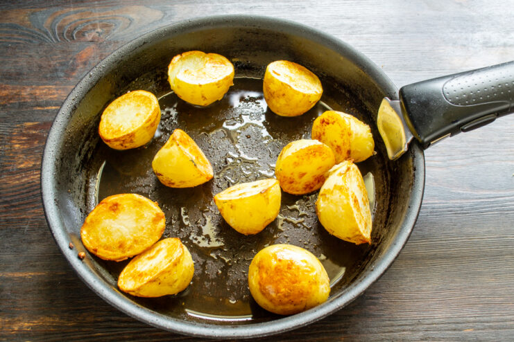 Patatas dorándose en la sartén sin quemar el aceite