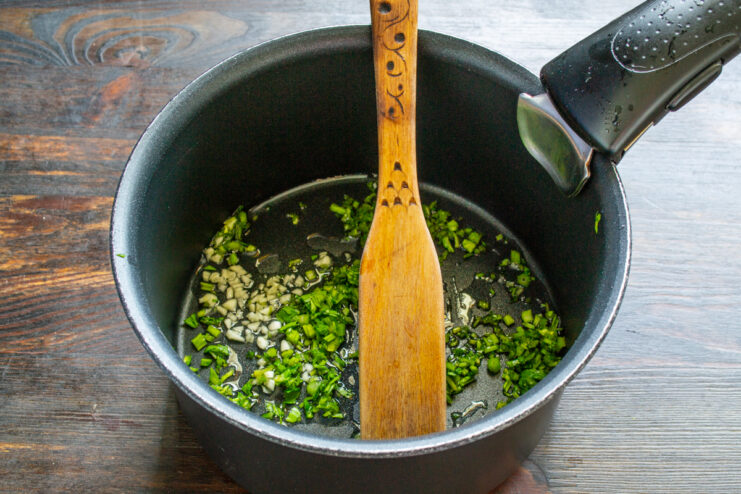 Sofrito de verduras en el cazo Sofrito de apio y ajo picados en un cazo con aceite