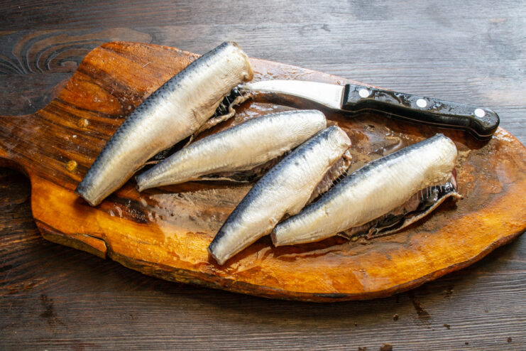 Limpieza del pescado Lomos de arenque ivasi limpios y sin cabeza