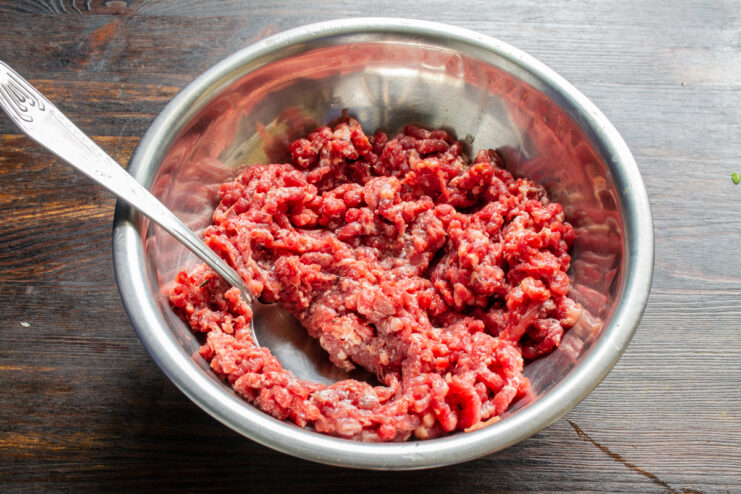 Carne picada de ternera cruda en un bol de cristal
