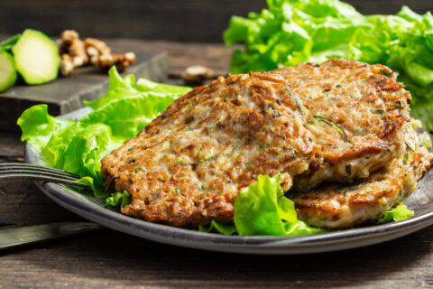 Tortitas de calabacín con nueces y pollo