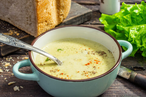 Sopa picante de calabacín con nata
