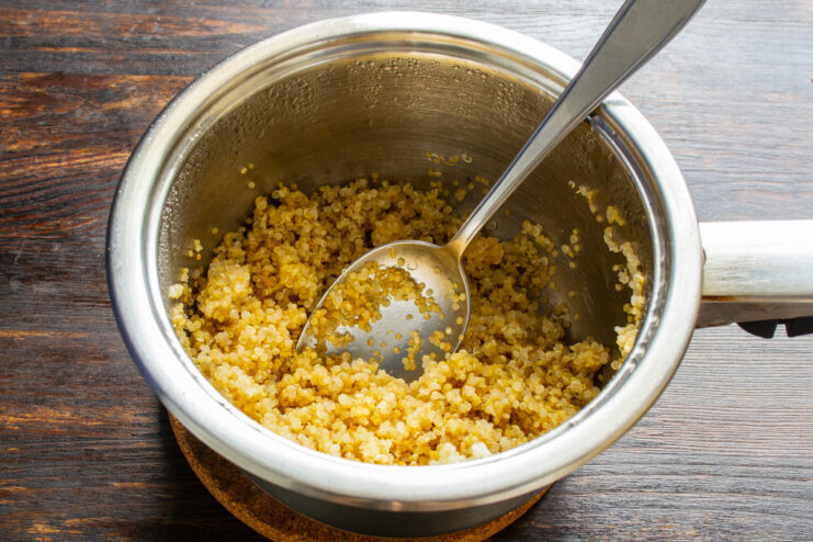 Quinoa recién cocida dentro de un cazo metálico