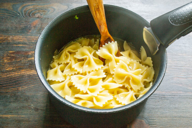 Mezclar la pasta con la salsa Farfalle cocidos incorporándose a la cazuela con la salsa de tomate y los mejillones.