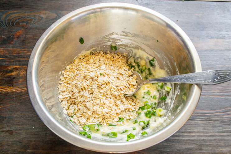 Copos de avena añadidos a la mezcla de queso fresco