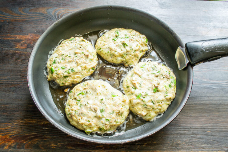 Fritura por el primer lado Tortitas de avena friéndose en una sartén