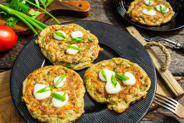 Tortitas de avena con pollo y mozzarella fundida servidas en un plato negro
