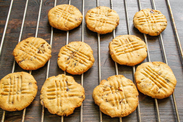 Enfriando las galletas Galletas de mantequilla enfriándose sobre una rejilla metálica
