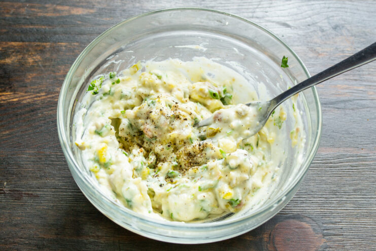 Mezclando el relleno con aceite de oliva virgen extra y pimienta