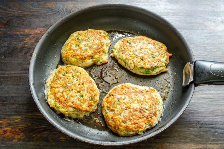 Fritura hasta que estén doradas Tortitas doradas tras darles la vuelta en la sartén