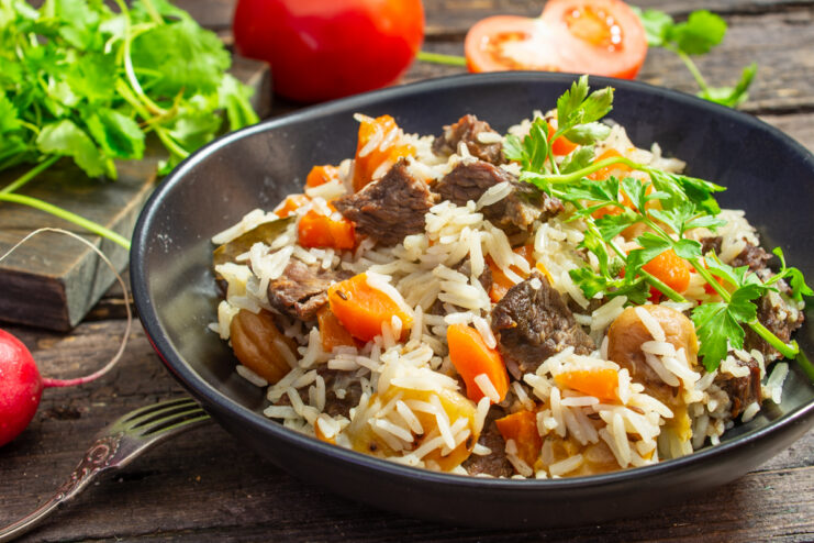 Plov de ternera con orejones servido con hierbas aromáticas