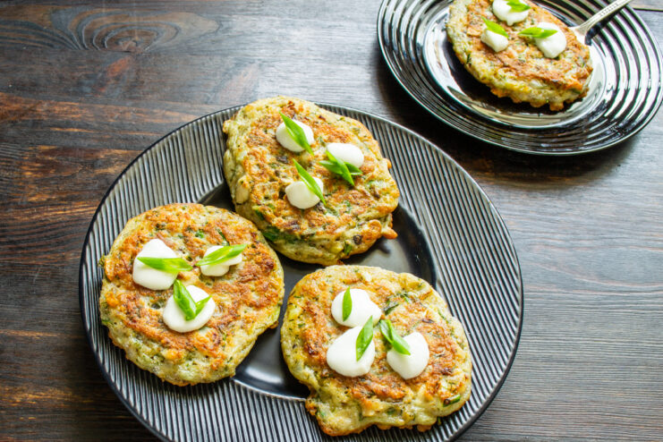 Presentación del plato terminado Emplatado de tortitas de avena con queso y cebolleta
