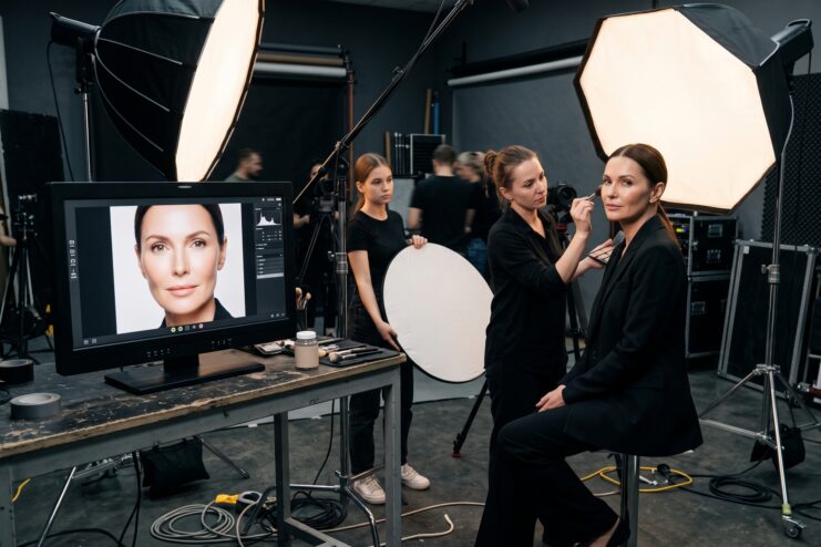 Modelo en un estudio fotográfico con iluminación profesional y retoque en pantalla