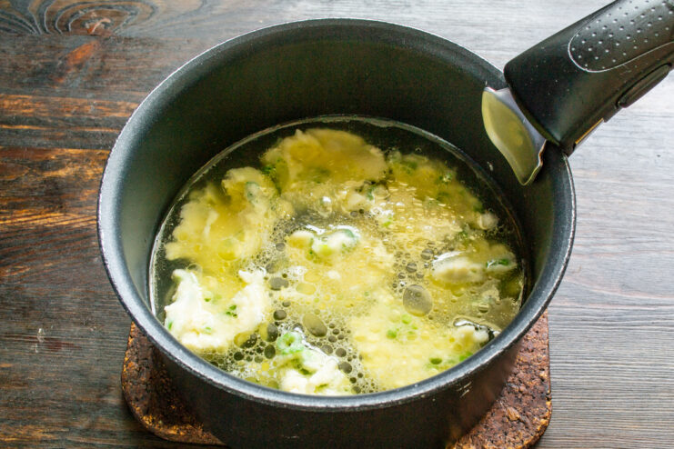 Cociendo las quenelles Formación de quenelles con dos cucharas y cocción en la olla con caldo