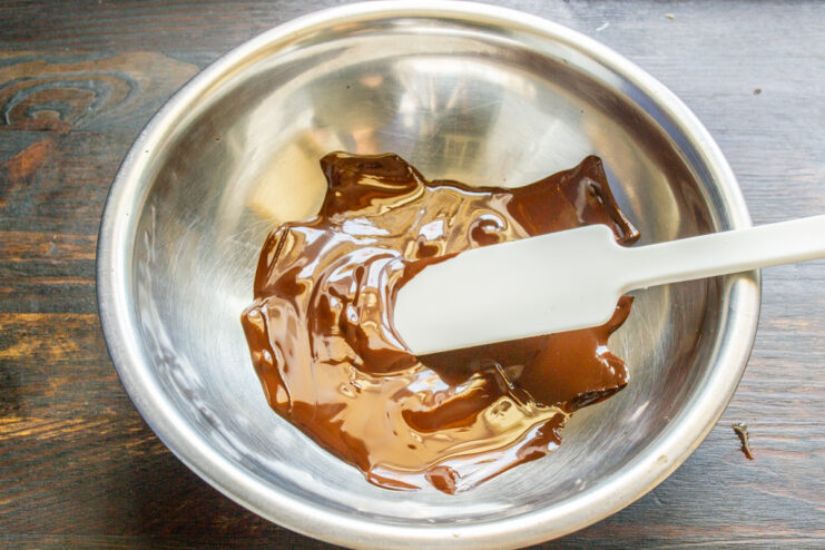 Chocolate fundido Chocolate negro completamente fundido y sedoso en un bol.
