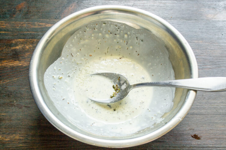 Mezcla de la base de la salsa con agua sin dejar grumos