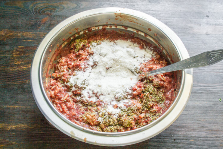 Añadiendo harina de arroz al bol con el picadillo para espesarlo.