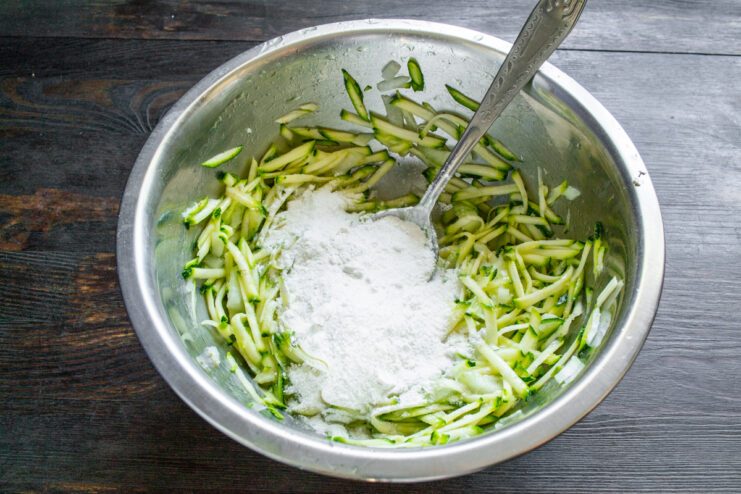 Añadir harina de arroz Harina de arroz espolvoreada sobre las verduras ralladas