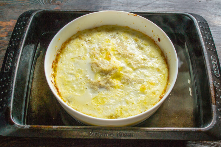 Molde con el soufflé cocinándose al baño maría.