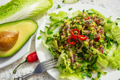 Ensalada de col china con guacamole