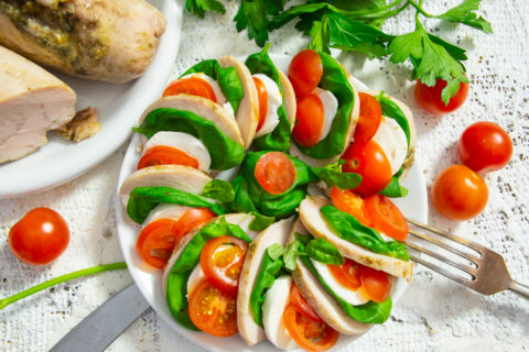Ensalada caprese con pechuga de pollo