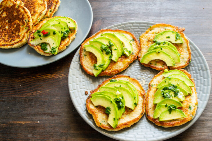 Emplatado de tortitas de avena con aguacate en un plato gris