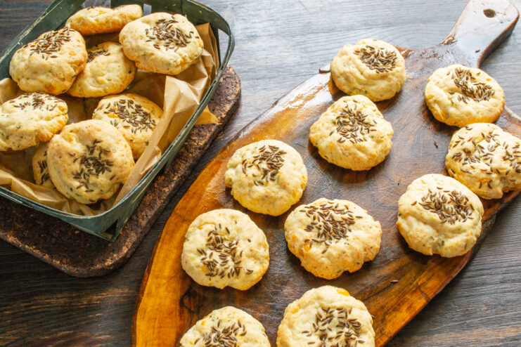 Presentación de las galletas Galletas tibias de requesón servidas sobre una tabla de madera