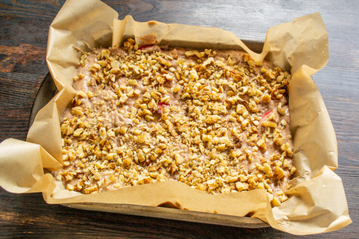 Capa de nueces picadas sobre la masa en el molde