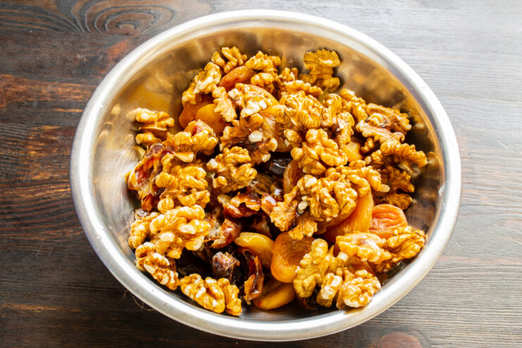 Mezcla de ingredientes Mezcla de nueces y frutas desecadas en un bol metálico