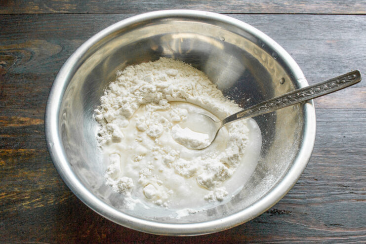 Preparación de la masa base Mezcla de harina de arroz y suero de leche en un bol metálico