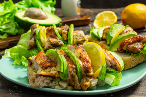 Tosta de pollo y aguacate