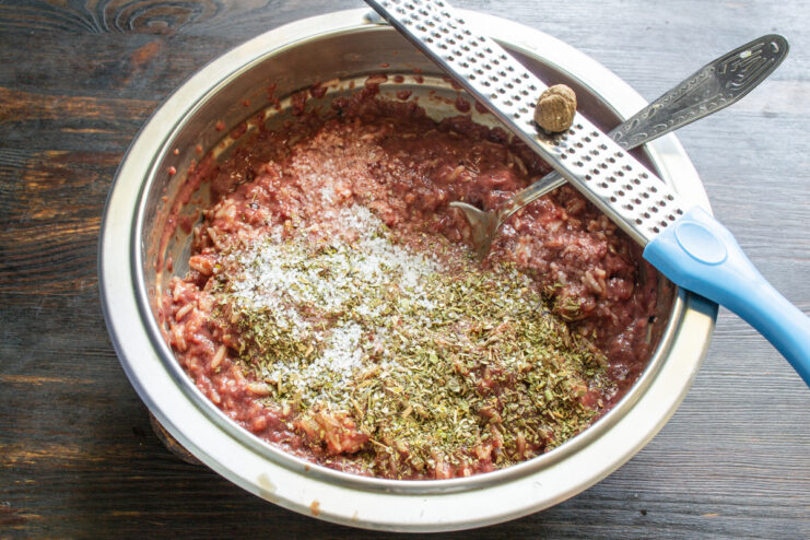 Añadiendo hierbas provenzales y nuez moscada rallada al picadillo.