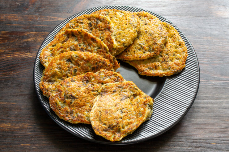 Tortitas de algas apiladas sobre papel de cocina para absorber el aceite
