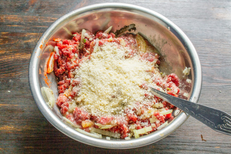 Añadiendo pan rallado panko a la mezcla de carne