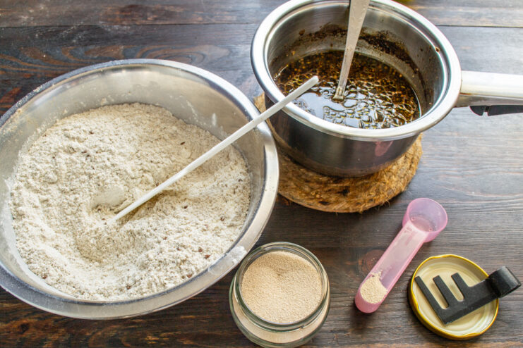 Preparando la levadura Levadura seca y pala amasadora para la cubeta de la panificadora