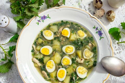 Sopa de ortigas con huevos de codorniz