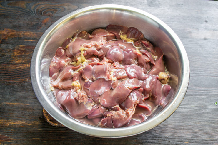 Higaditos de pollo frescos en un bol metálico, listos para ser picados.
