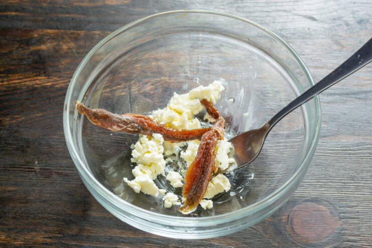 Queso feta y filetes de anchoa en un bol de cristal