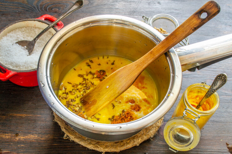 Incorporando semillas de alcaravea a la salsa de leche caliente