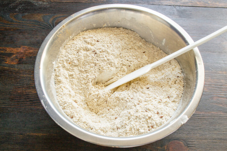 Mezcla de ingredientes secos Ingredientes secos para la masa de pan bien mezclados en un bol