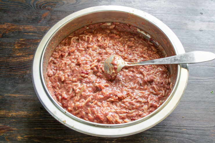 Picadillo para embutido completamente mezclado en un bol metálico.