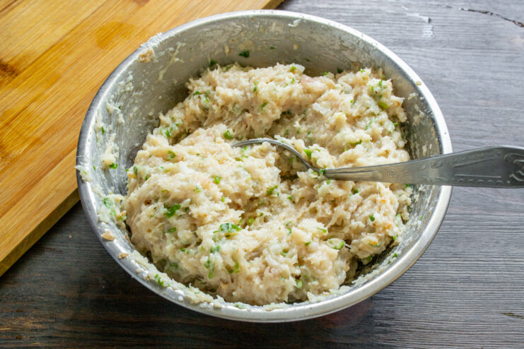 Amasando la mezcla Masa de pollo picado perfectamente mezclada y lista para formar albóndigas