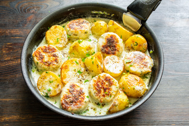 Patatas y albóndigas cocinándose a fuego lento para espesar la salsa